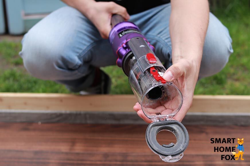 Roter Hebel zum Abnehmen des Schmutzbehälters